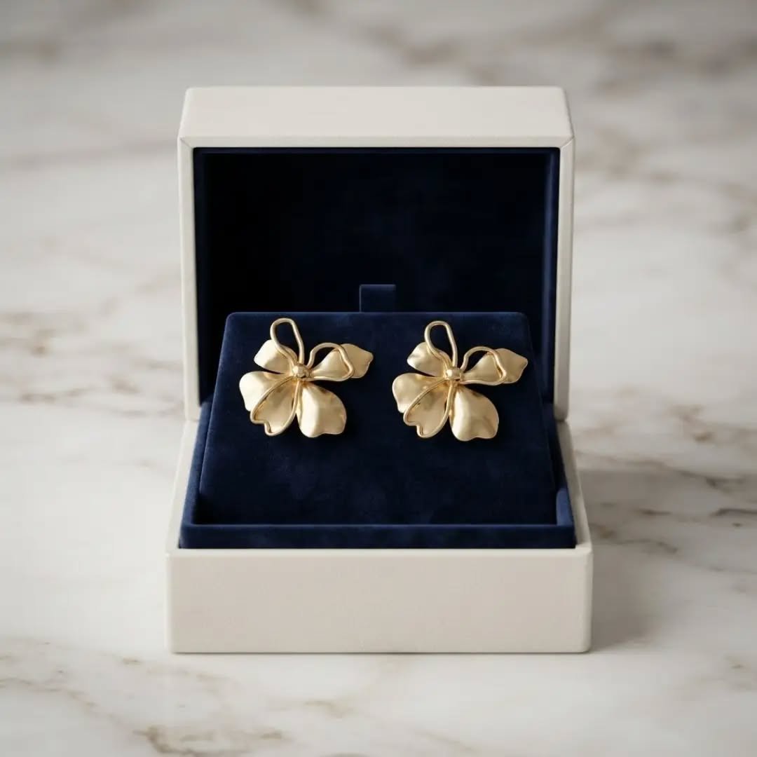 Brinco Flor Vazada Dourada 🌸✨ Delicadeza e brilho em cada detalhe! 🌸✨ O Brinco Flor Vazada Dourada é perfeito para quem ama acessórios femininos, elegantes e cheios de charme. Com 