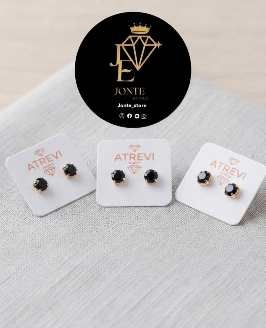 ✨ Kit 3 – Brinco Ponto de Luz Redondo Preto Dourado 🖤✨ Delicadeza e sofisticação em uma composição cheia de estilo! O Kit com 3 brincos reúne três tamanhos diferentes, perfeitos pa