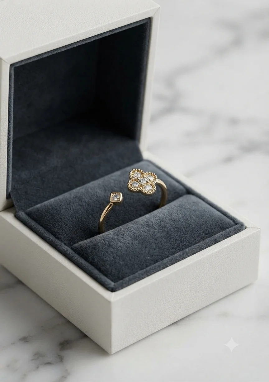 Anel Feminino Dourado com Detalhe de Trevo Cravejado